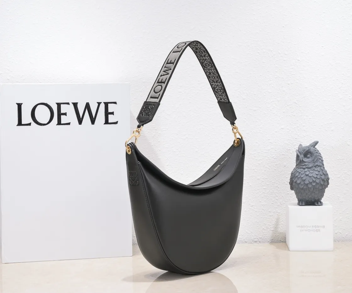 Black, top quality original. The smooth crescent shape of the L Luna series moon bag not only elongates the proportions of the whole person without getting stuck on the upper body, but also feels particularly comfortable. The wide shoulder strap design does not press the shoulder buckle opening, making it easier to open and close. The internal capacity is also large, and sunglasses and folding umbrellas can be easily arranged with sliding hanging loops hidden on both sides. Shoulder straps or hanging accessories can be attached, making it convenient for various occasions. It is a bag that shows off its temperament and is highly used in daily life! Luo Yiwei size: 29*27*8cm: model: 8891#